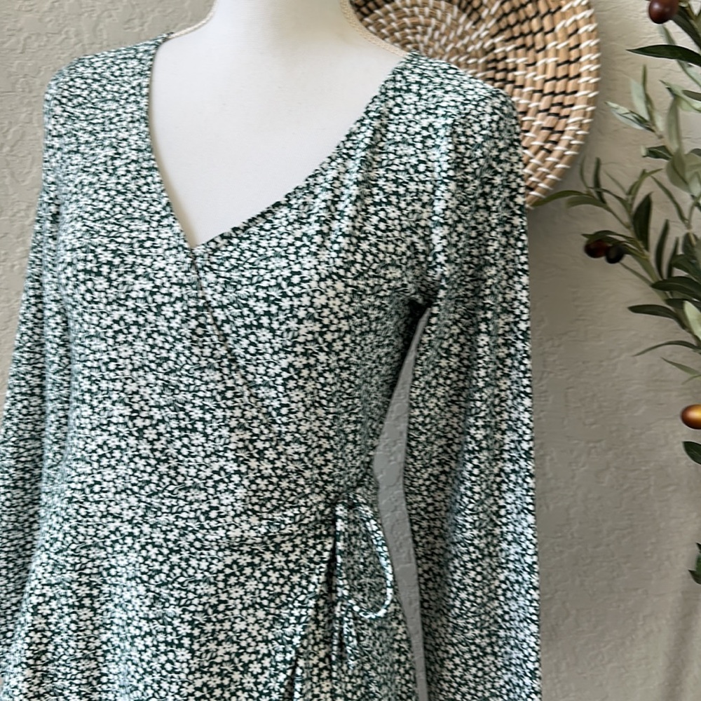 Hollister Women’s Long Sleeve Classic Wrap Boho Floral Mini Dress Size Medium - Picture 5 of 12